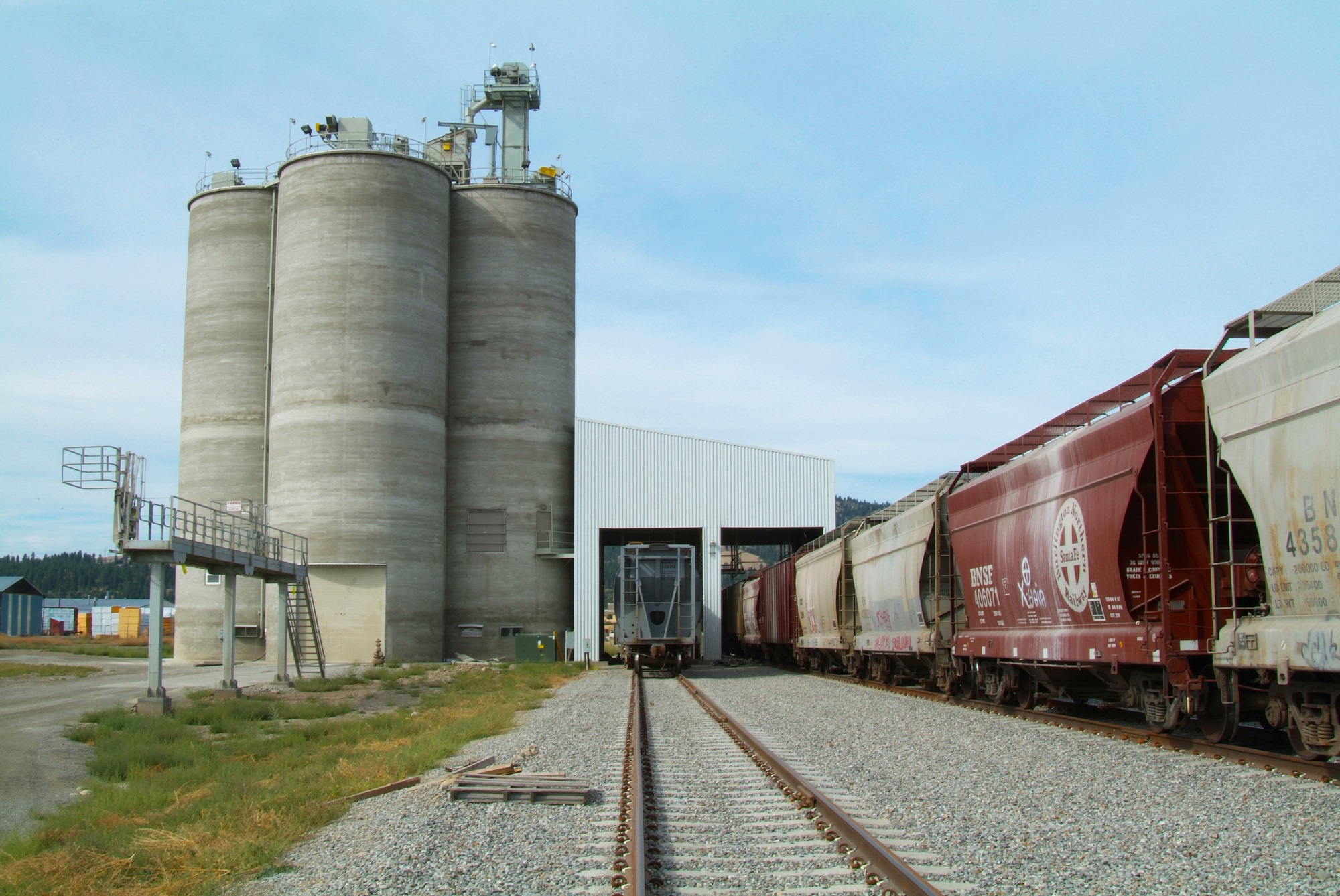 Spokane_1 5650 ton slipform concrete storage structure Ag-industrial Industrial Slipform Rail receiving Truck unload Silo aeration